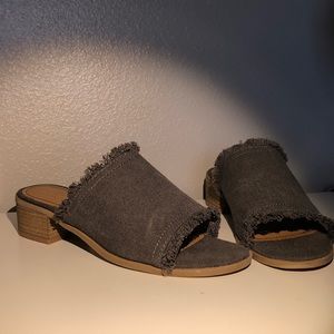 Universal Thread Sandals